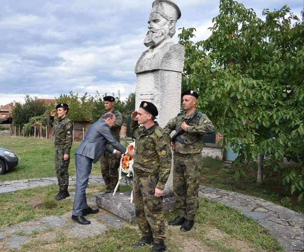 Паметникът на поп Ангел Чолаков в Новаково